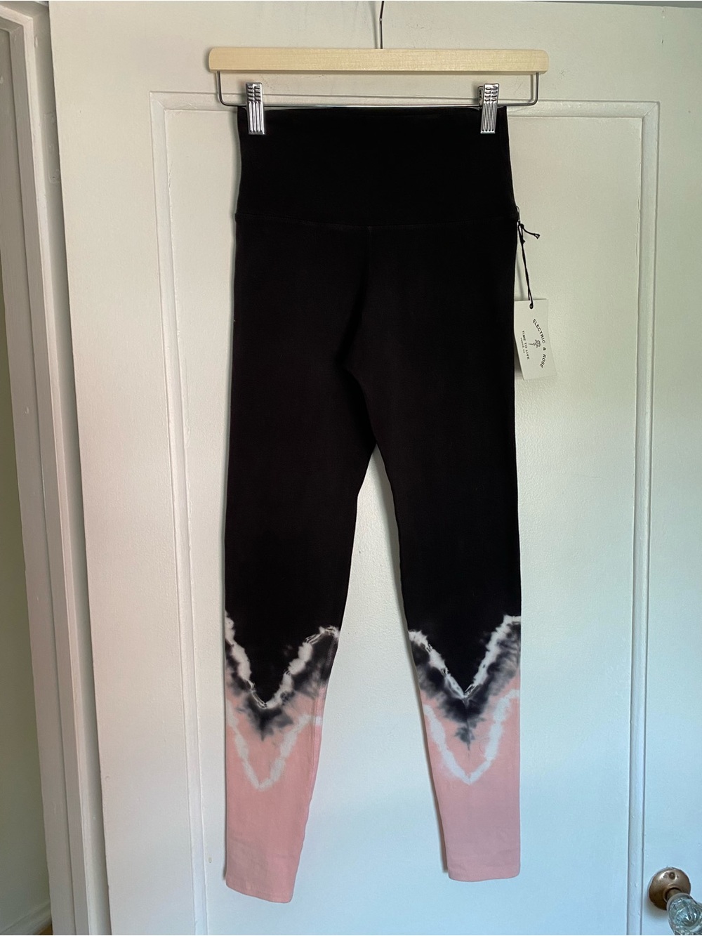 Electric & Rose Black to Pink Ombre Chevron Tie-Dye Leggings